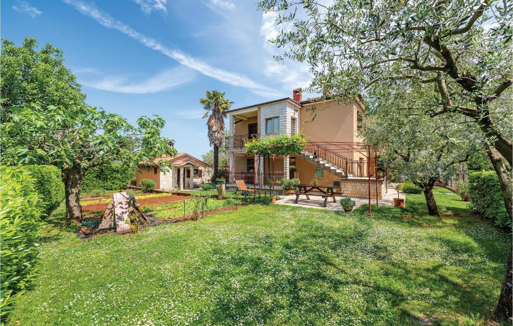 Stunning Apartment In Umag With Wifi Ngoại thất bức ảnh